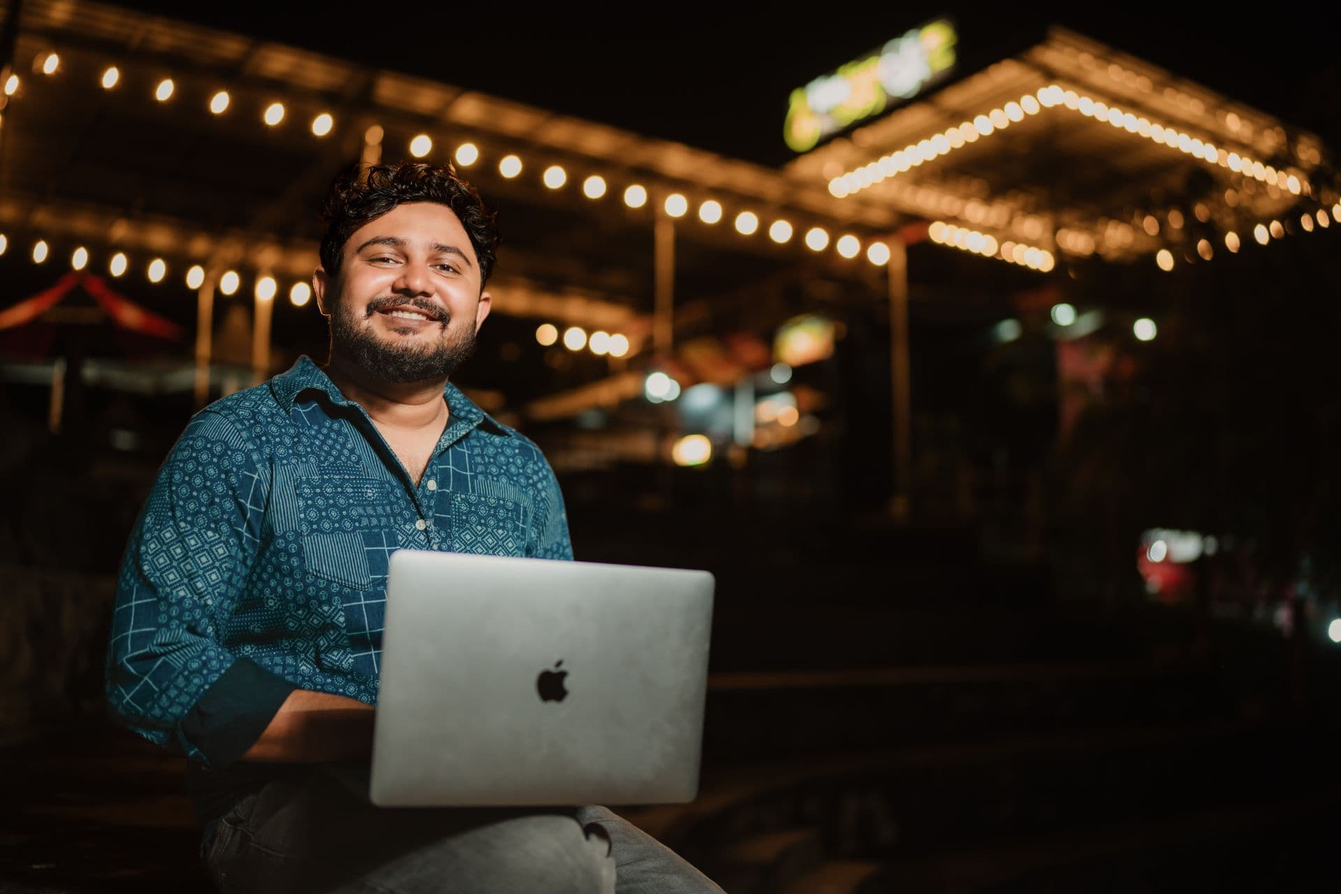 Ondernemer werkt in de avond achter een laptop
